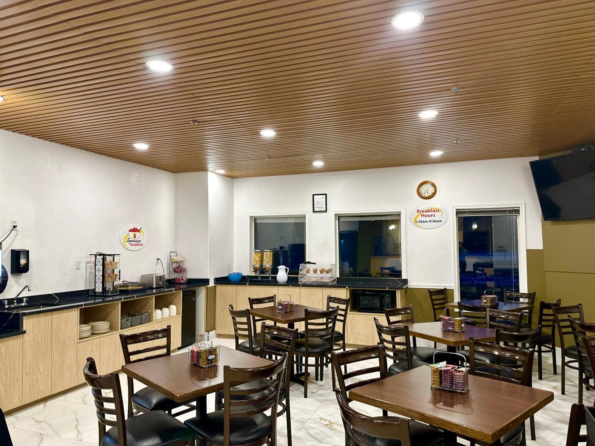 Hotel Super 8 By Wyndham 3*