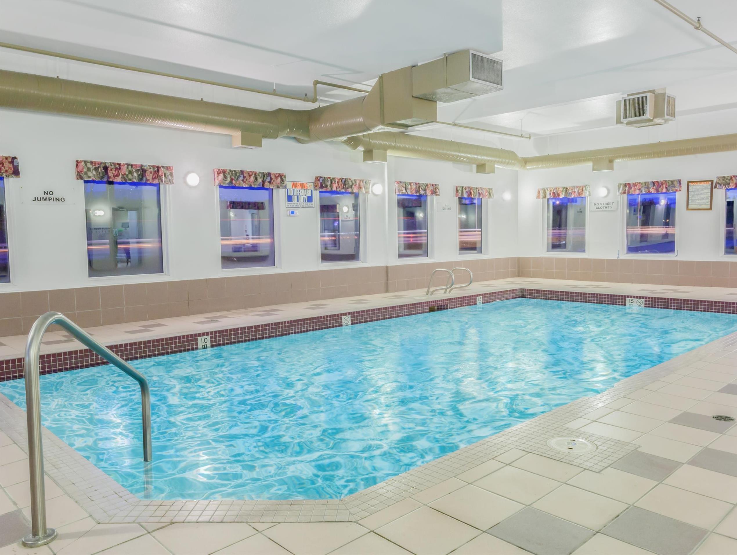 Hotel Super 8 By Wyndham Hinton